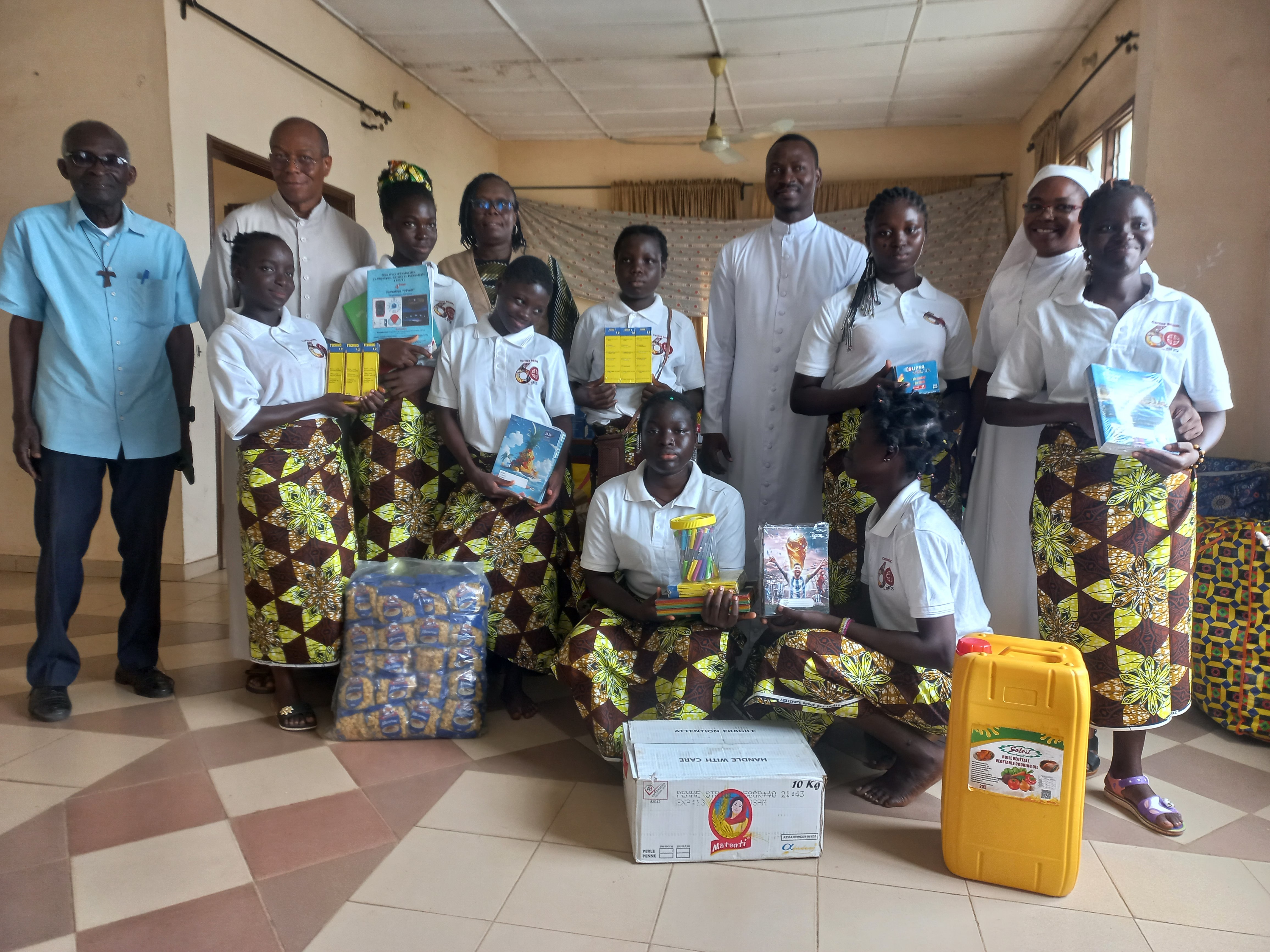 Rentrée scolaire 2024-2025 : Caritas Bénin offre des fournitures scolaires et des dons alimentaires aux enfants des Centres d’accueil et de protection de l’enfance (CAPE)