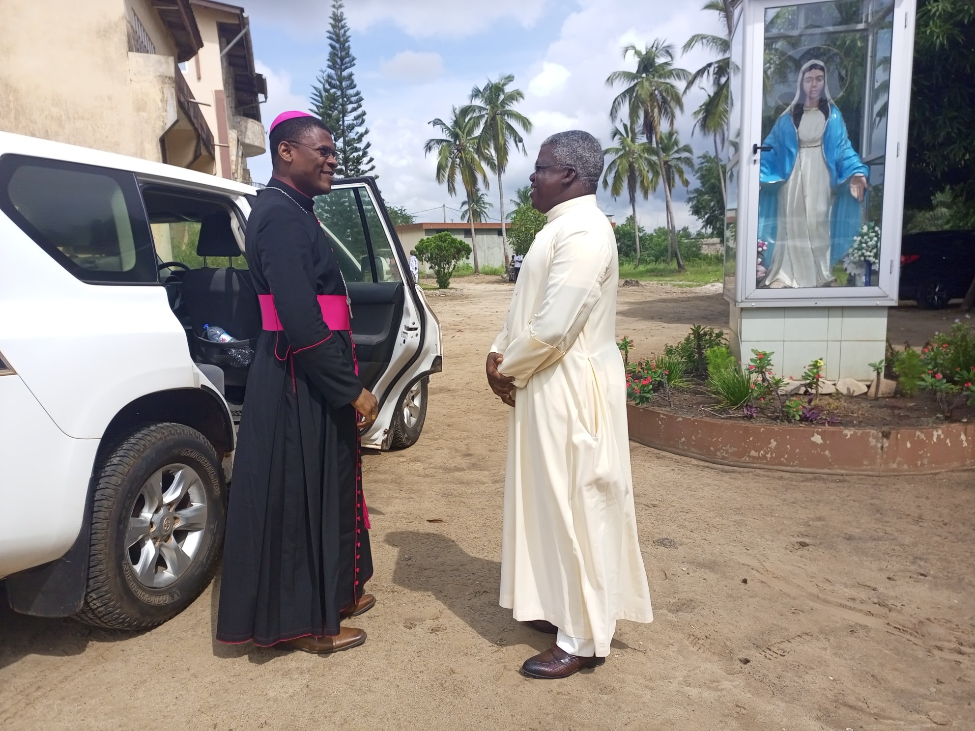 Le nouvel Evêque de Djougou visite le siège de la Caritas Bénin