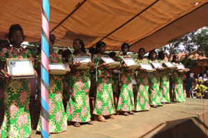 35 jeunes filles des centres féminins du diocèse d’Abomey reçoivent leurs parchemins