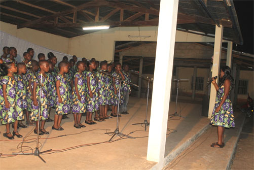 Pâques 2013, les enfants Saint Emmanuel de la Cathédrale Saint Sauveur de Natitingou donnent un concert.