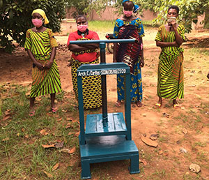 Caritas dote quatre groupements de femmes de Tori-Avamè d’équipements et de matériels pour leur activité génératrice de revenu.