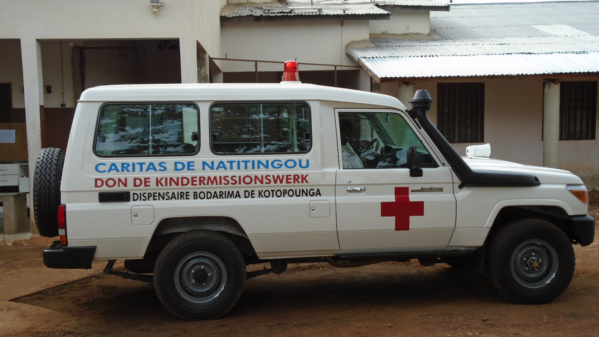 La Caritas Diocésaine et Développement (CDD) de Natitingou remet officiellement une ambulance au centre de santé Bodarima de Kotopounga