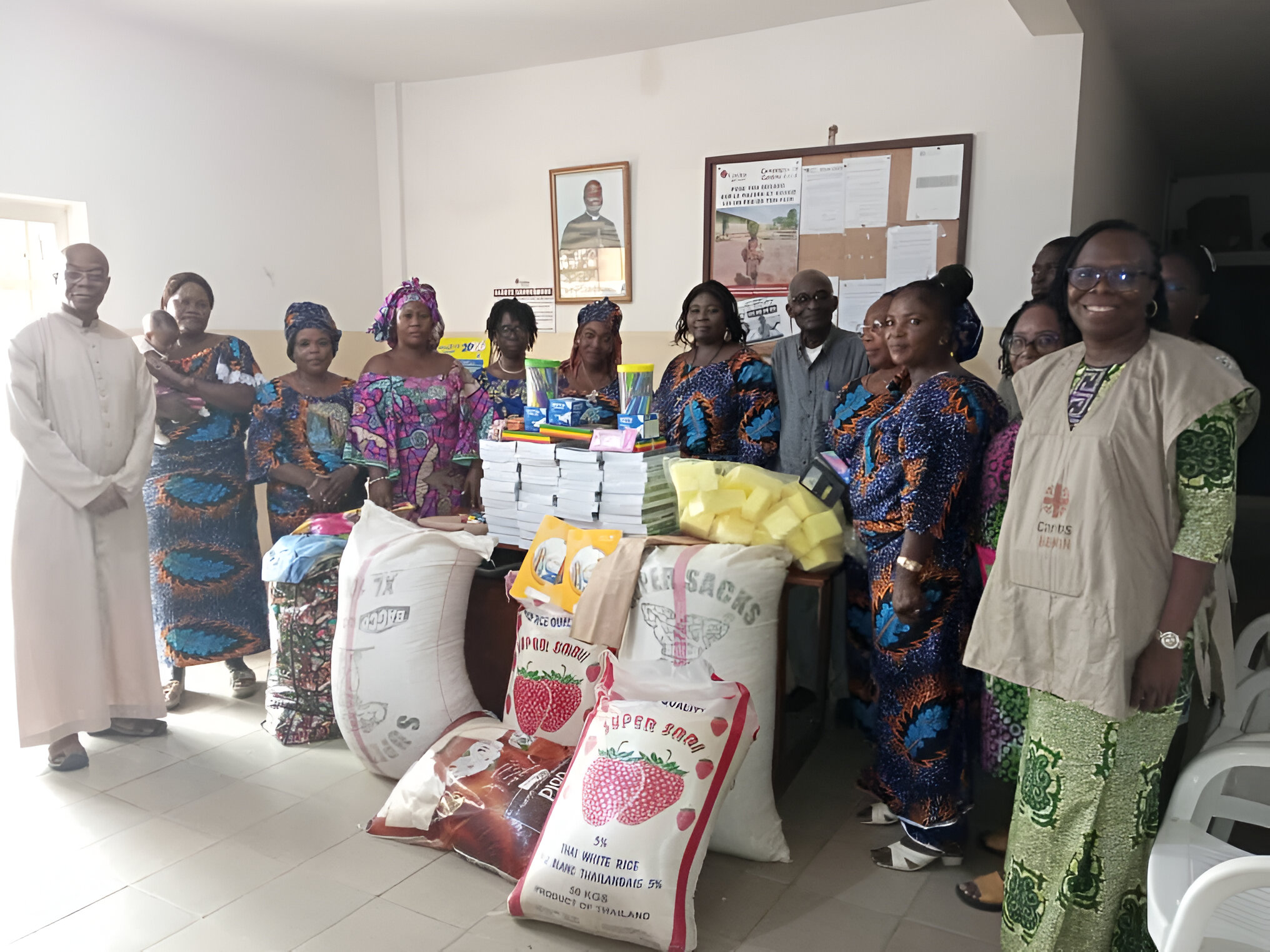 Dons du groupe d’intercession à Caritas Bénin pour soutenir les enfants et les familles en vue de la rentrée 2024-2025